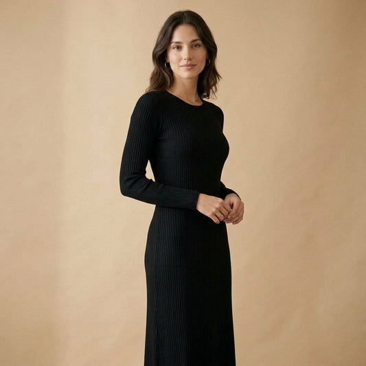 Abito in maglia a costine nero indossato da modella - Valen