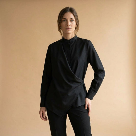 Camicia asimmetrica nera in twill indossato da modella - Valen