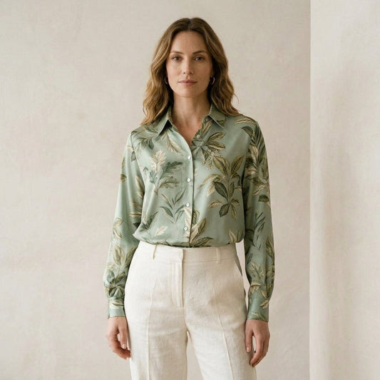 Camicia in seta stampa foglie verde salvia indossato da modella - Valen