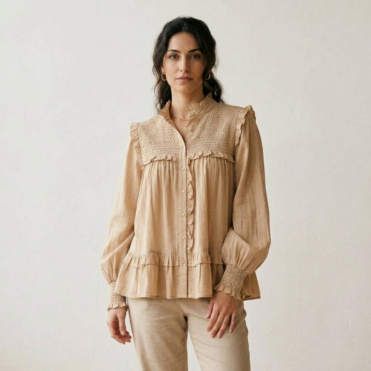 Camicia smock con balze color sabbia indossato da modella - Valen