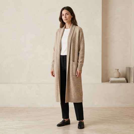 Cardigan lungo aperto beige indossato da modella - Valen