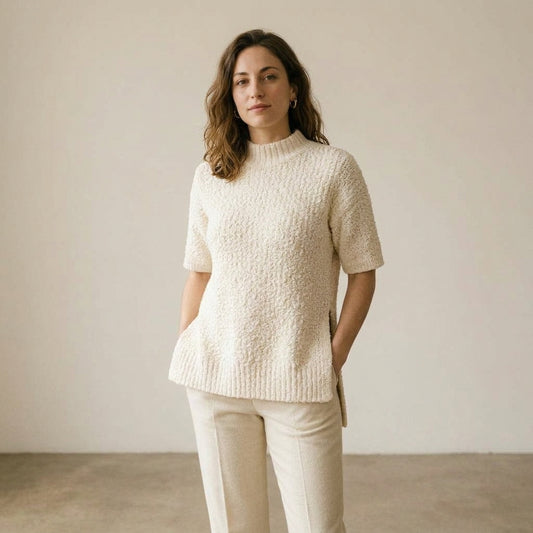 Maglia bouclé con doppio spacco panna indossato da modella - Valen