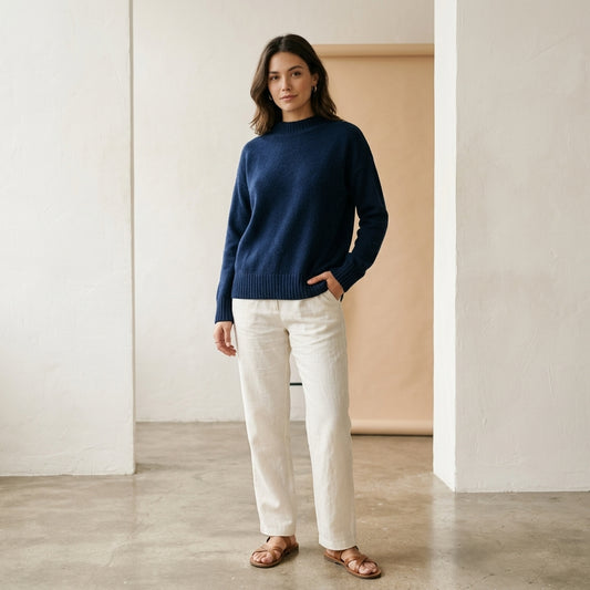 Pullover in cashmere blend blu notte indossato da modella - Valen