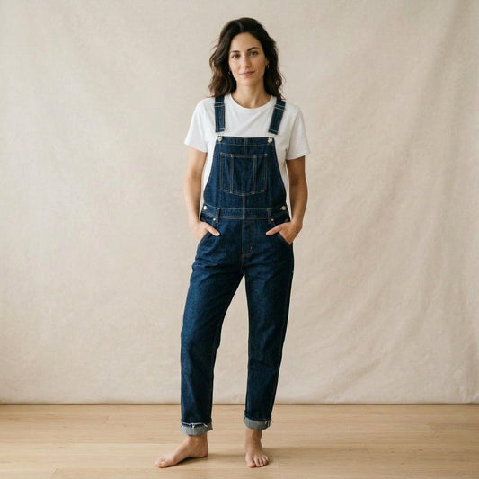 Salopette in denim grezzo indossato da modella - Valen