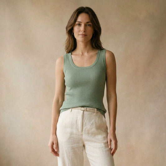 Top in maglia a costine verde salvia indossato da modella - Valen